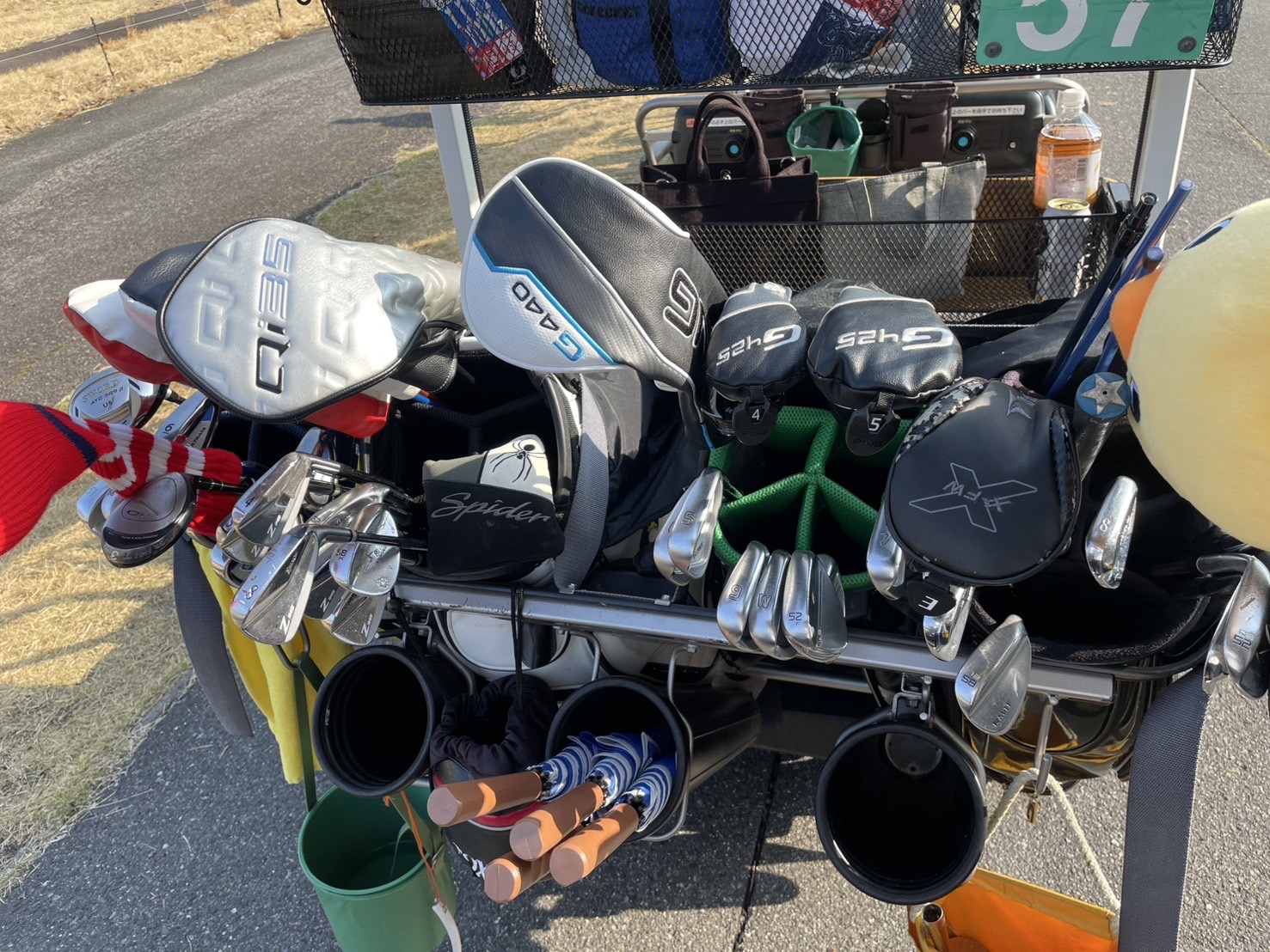 徹底比較のために用意された様々なメーカーのゴルフクラブと試打風景