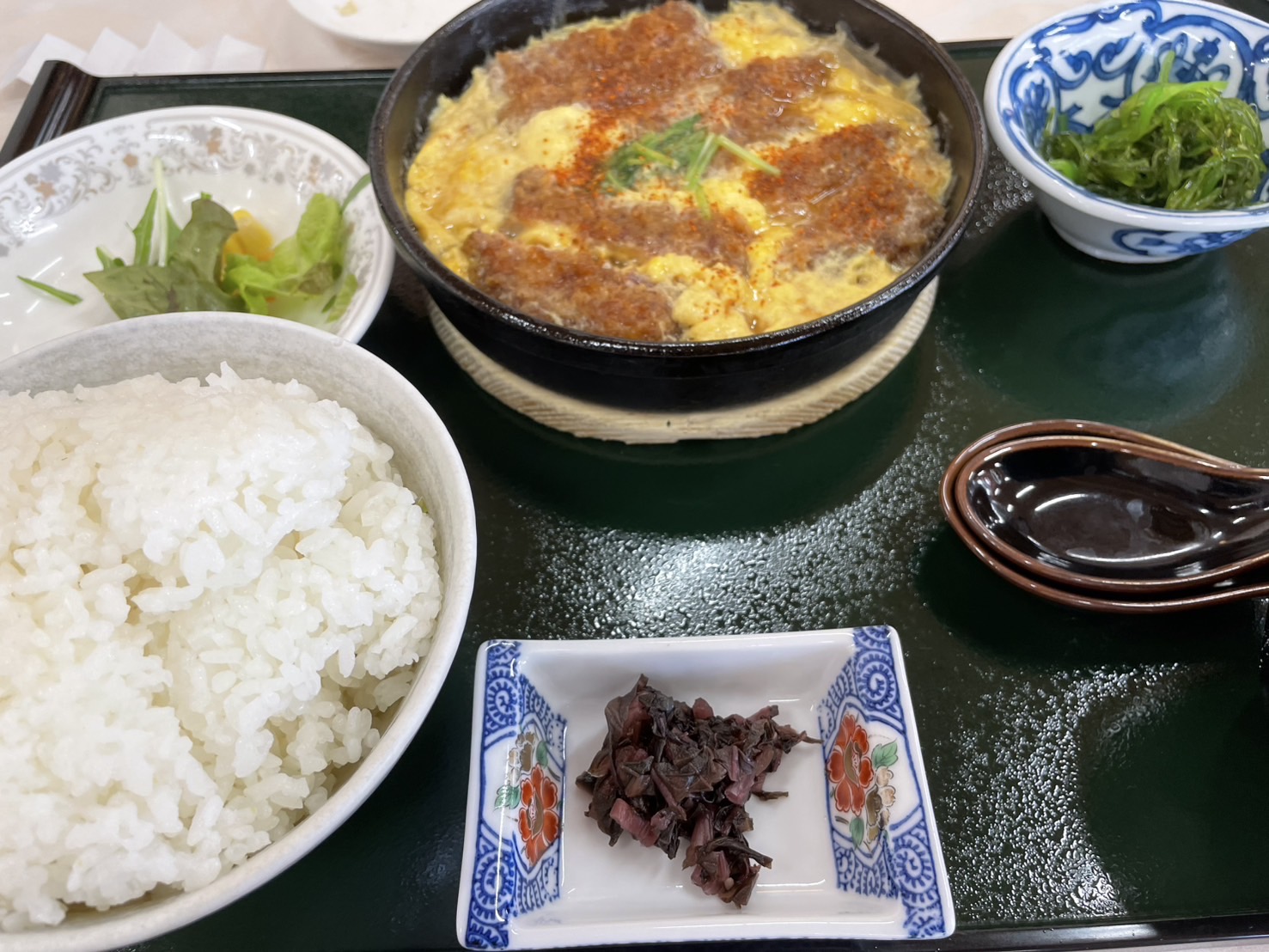 ゴルフ場での昼食（カツ丼）